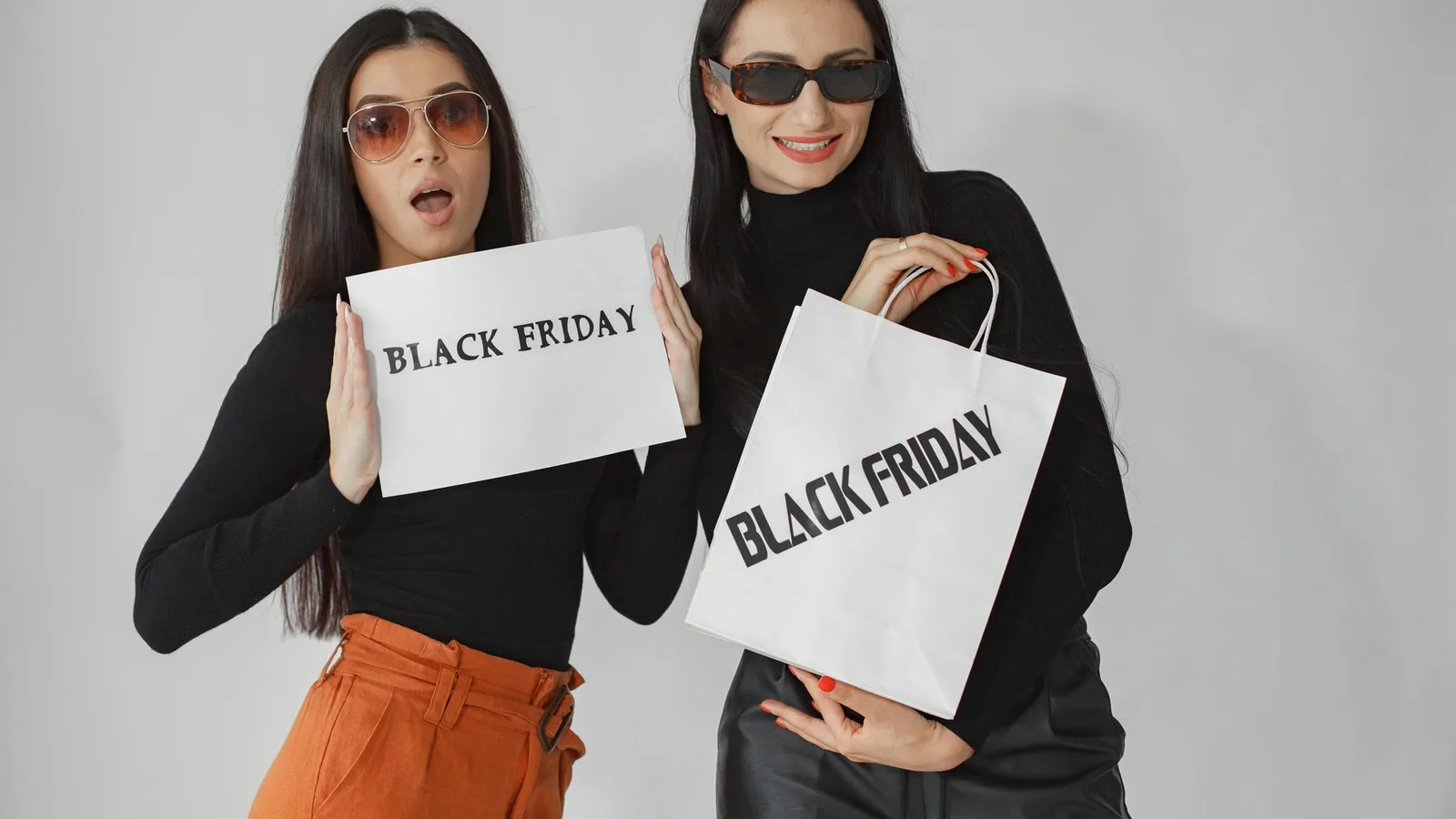 Sacolas de compra com etiqueta Black Friday ao lado de aparelho auditivo