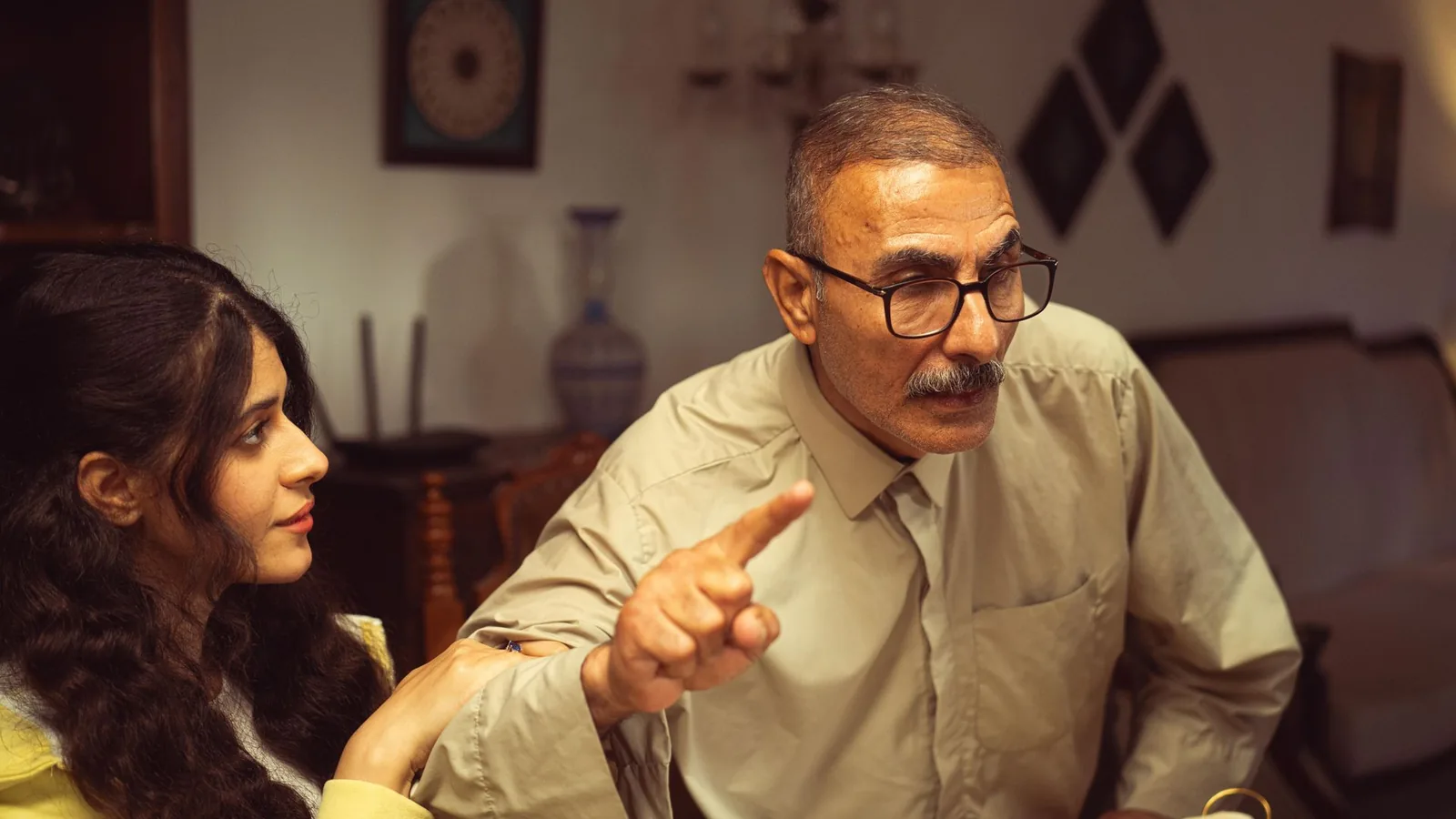Como convencer um idoso a usar aparelho auditivo: guia para filhos e cuidadores