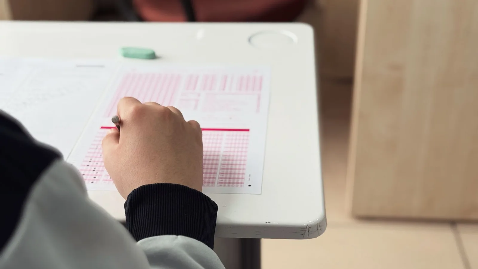 Estudante com deficiência auditiva fazendo prova no ENEM