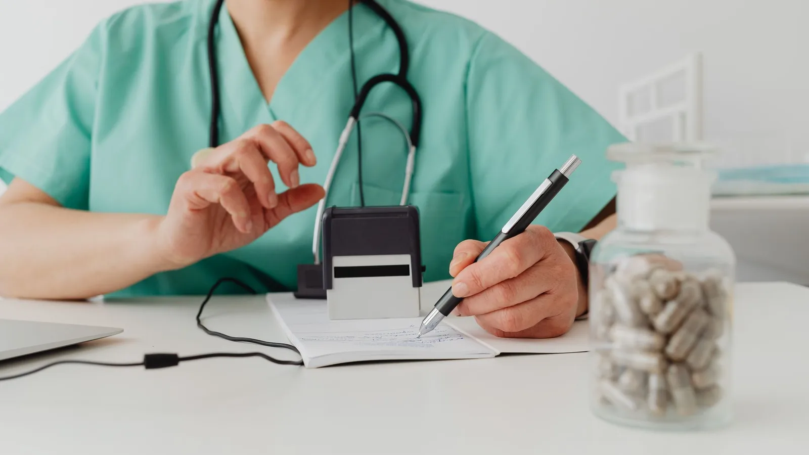 Preciso de receita médica para comprar aparelho auditivo? Entenda o processo
