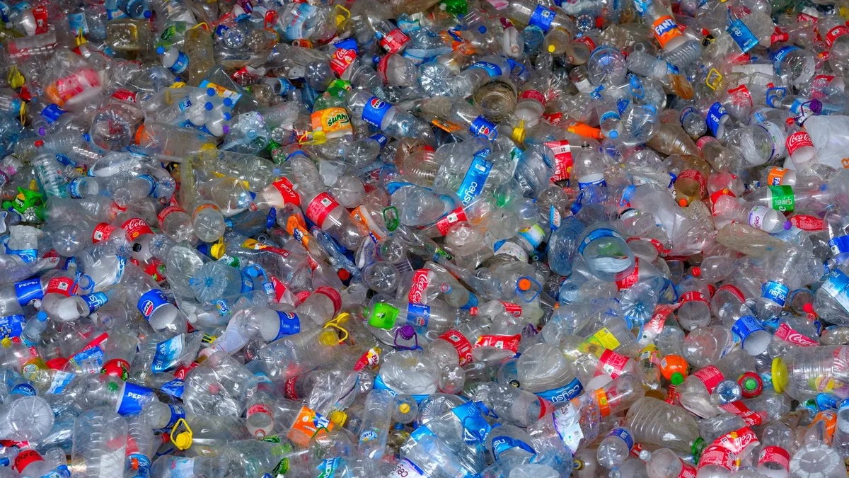 Material plástico reciclado usado na fabricação de armações