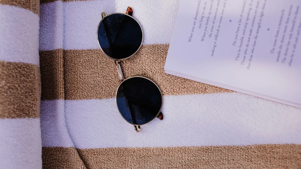Óculos de sol com proteção UV sobre a mesa