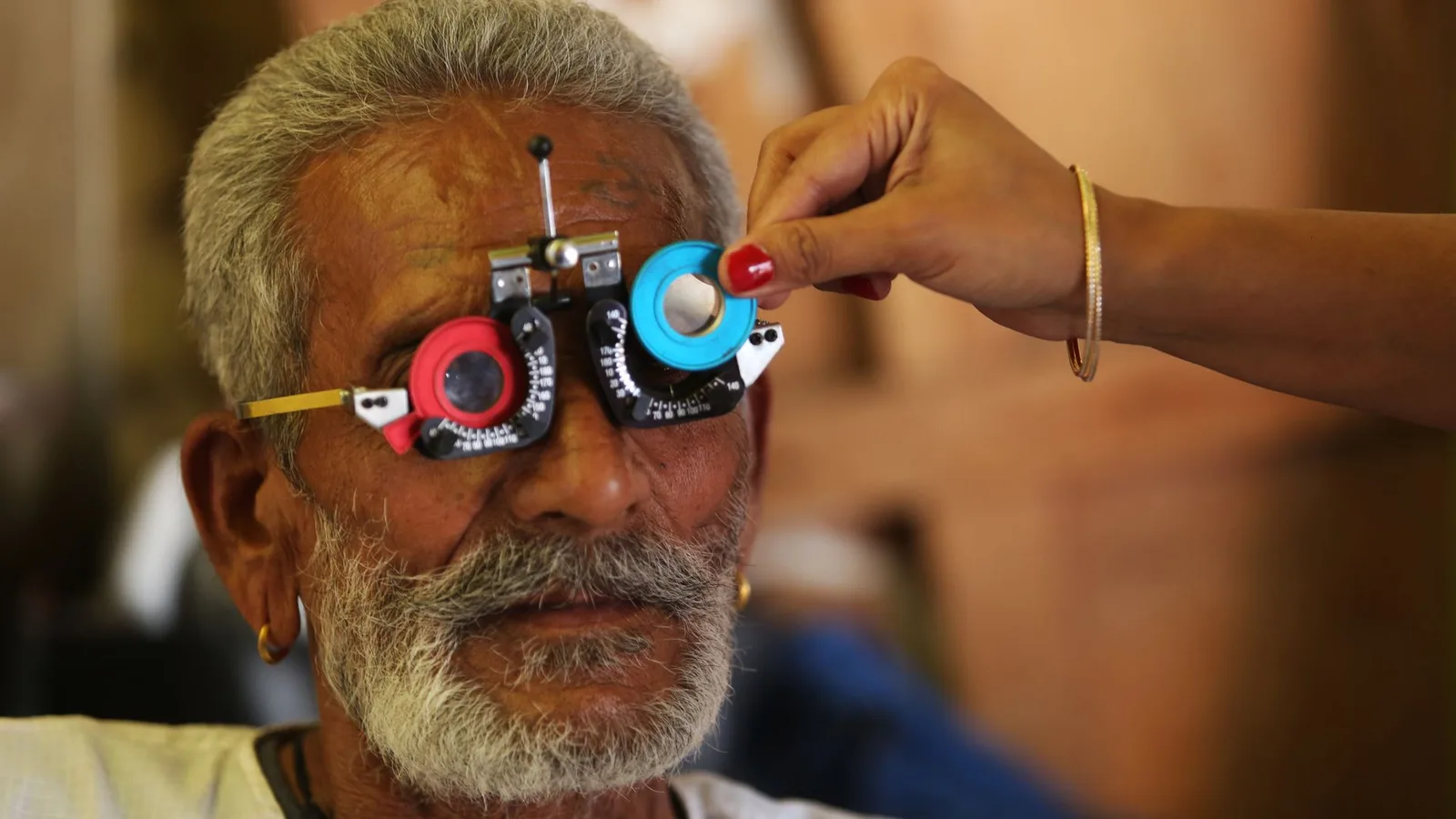 Ilustração mostrando a mácula no centro da retina e a perda de visão central causada pela degeneração macular
