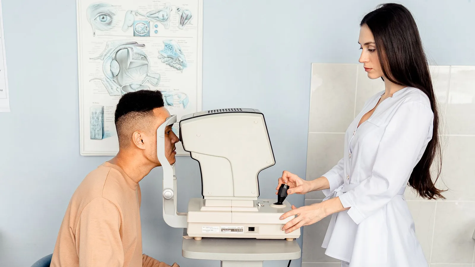 Mulher realizando exame de vista em equipamento autorrefrator moderno, em ambiente acolhedor de ótica, com profissional auxiliando ao lado.