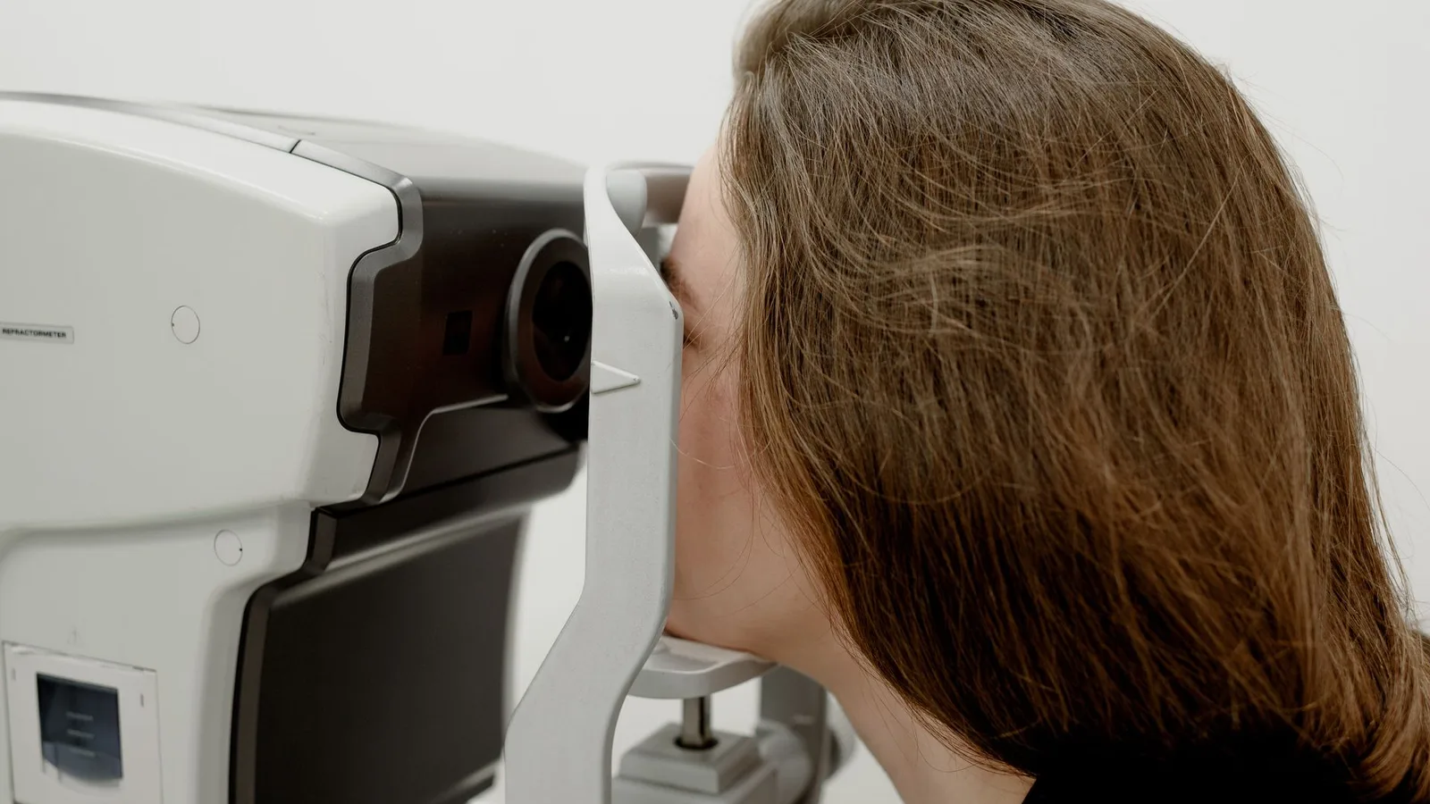 Olho humano durante exame de tonometria para medir a pressão ocular
