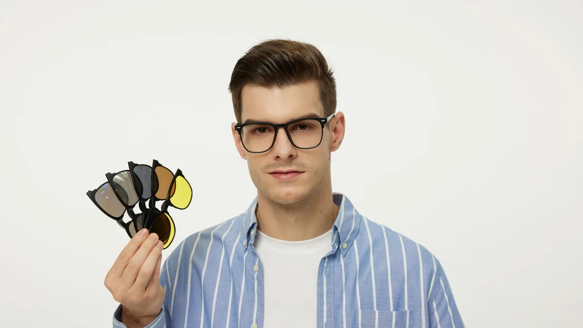 Detalhe de armação de óculos com lentes intercambiáveis