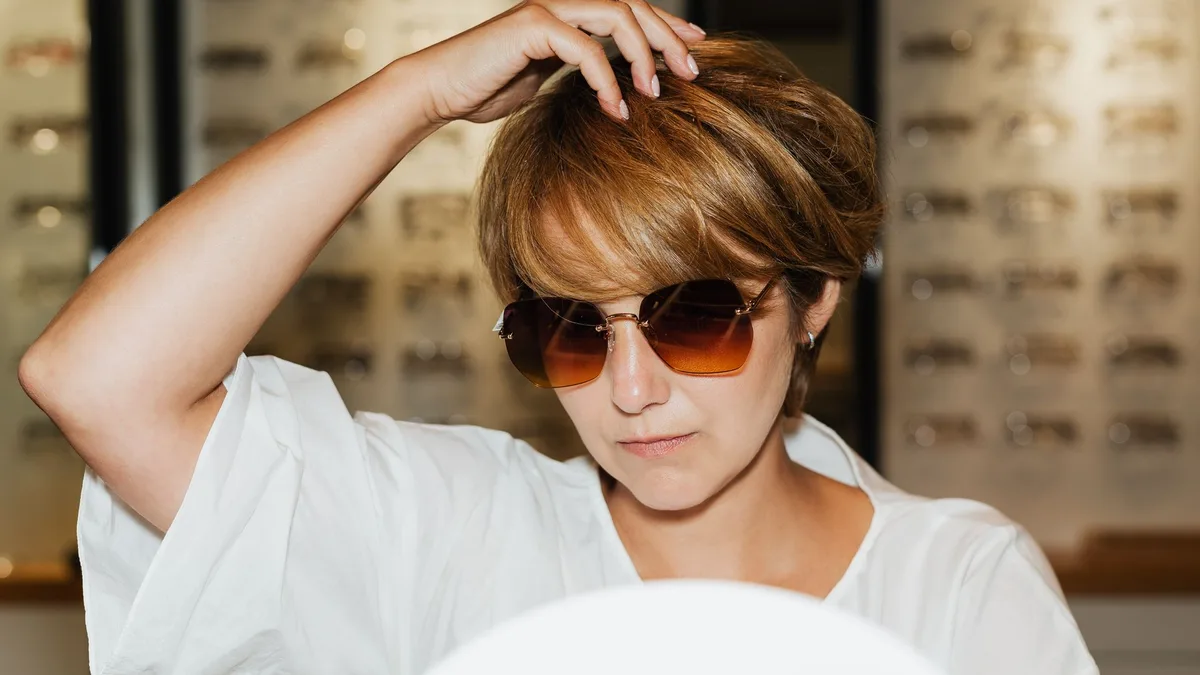 Adolescente praticando esporte usando lentes de contato