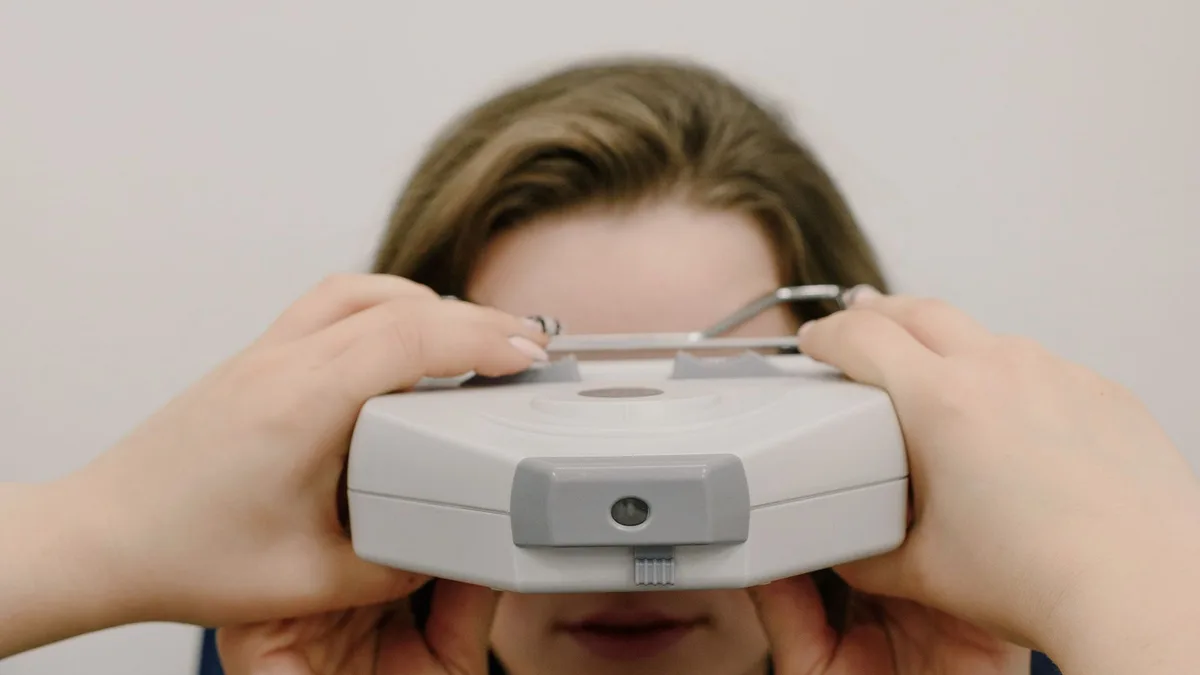 Médico realizando teste do olhinho em recém-nascido