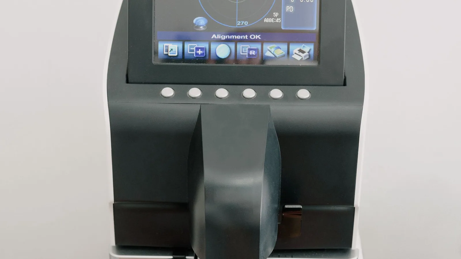 Optometrista usando lensômetro automático para verificar lente de óculos
