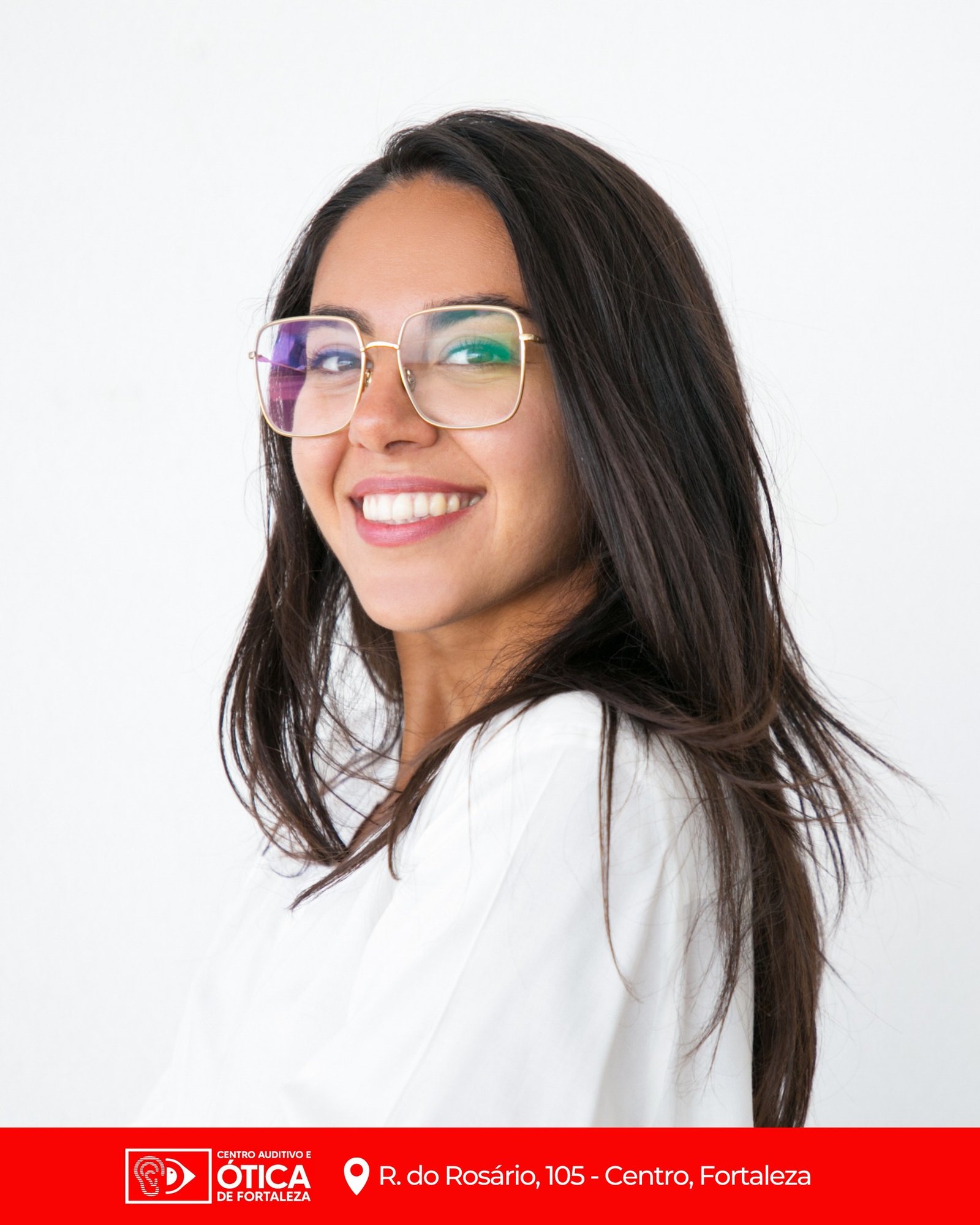 Cliente experimentando óculos de grau de armação quadrada