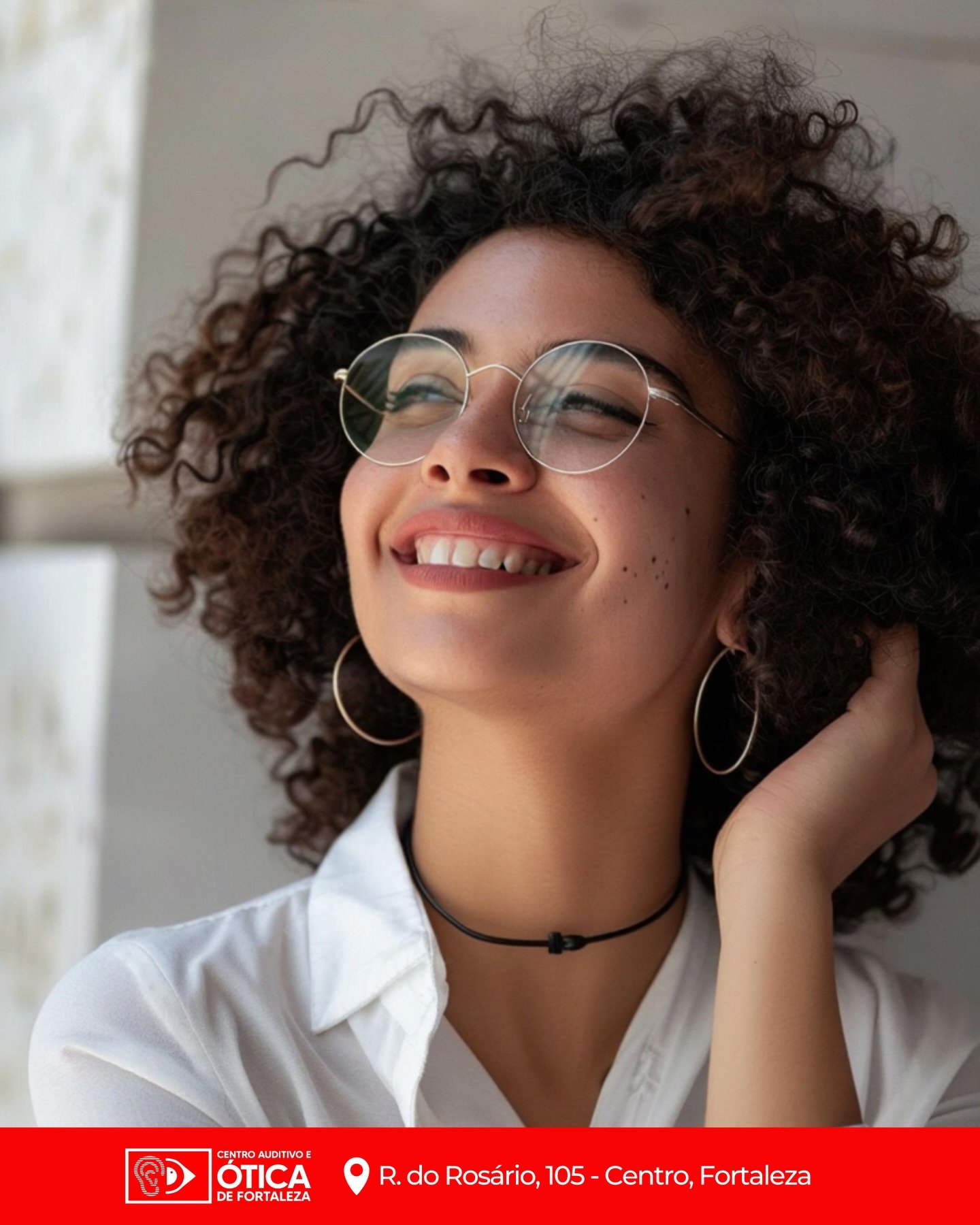 Cliente sorrindo usando óculos de grau da Ótica em Fortaleza