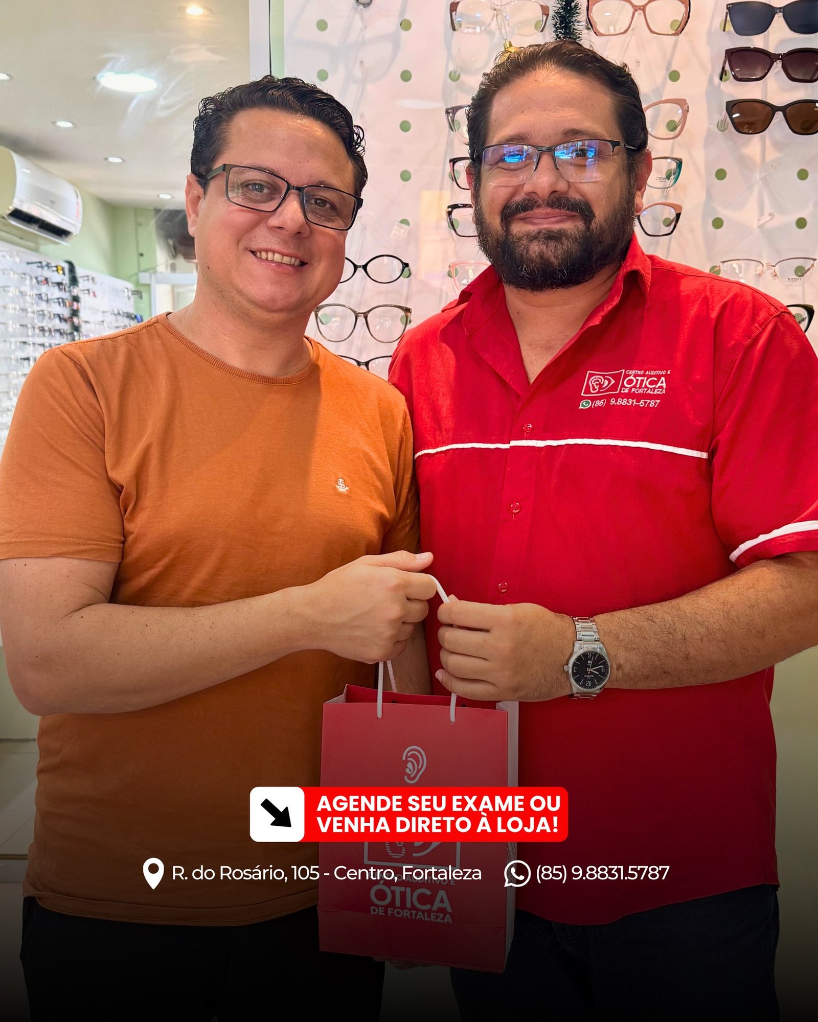 Cliente recebendo óculos prontos na Ótica em Fortaleza