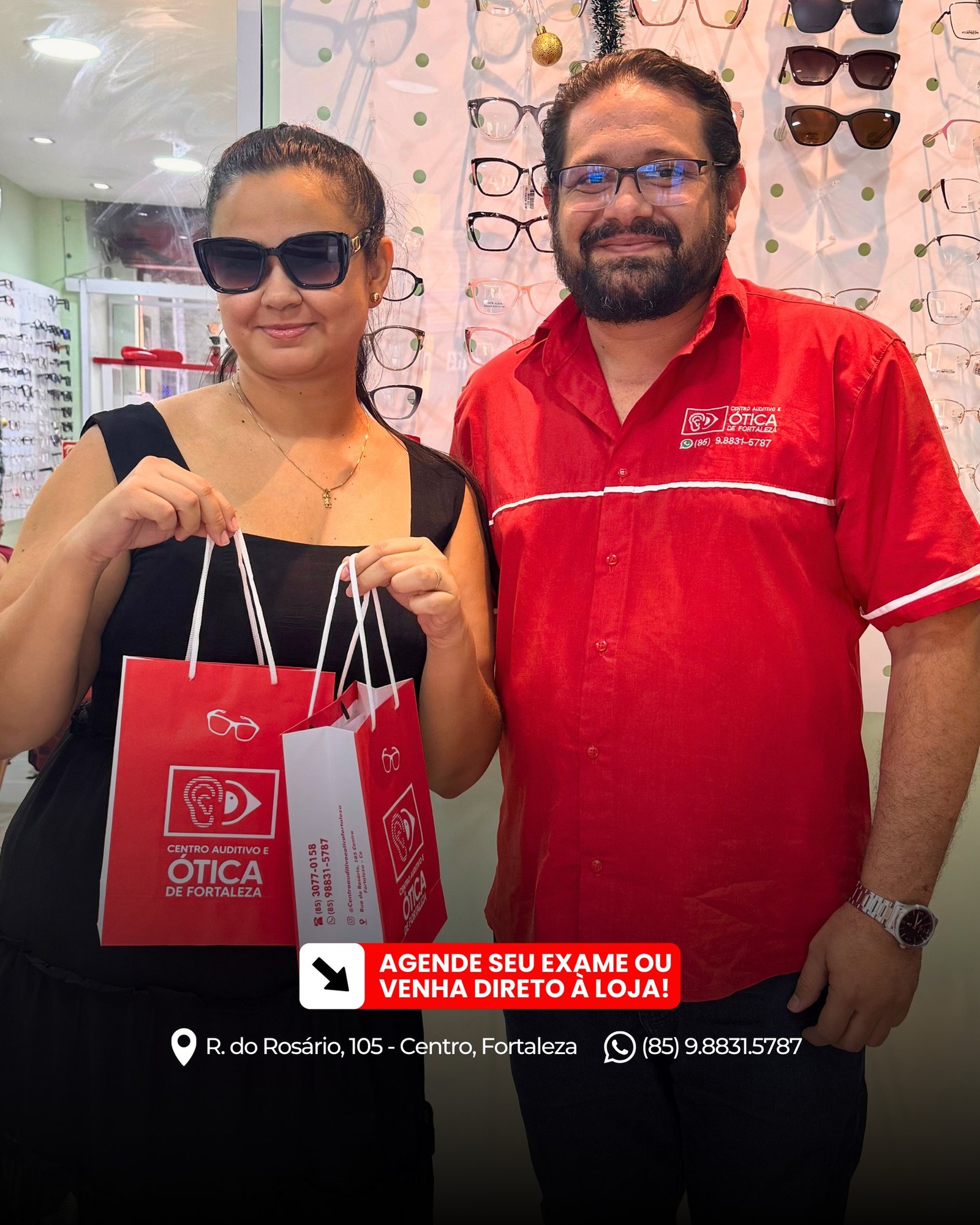 Cliente sorrindo ao experimentar óculos novos na Ótica em Fortaleza