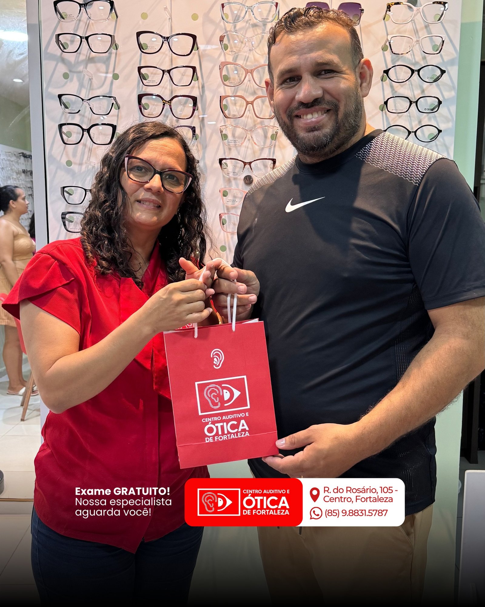 Cliente satisfeito recebendo óculos na Ótica em Fortaleza
