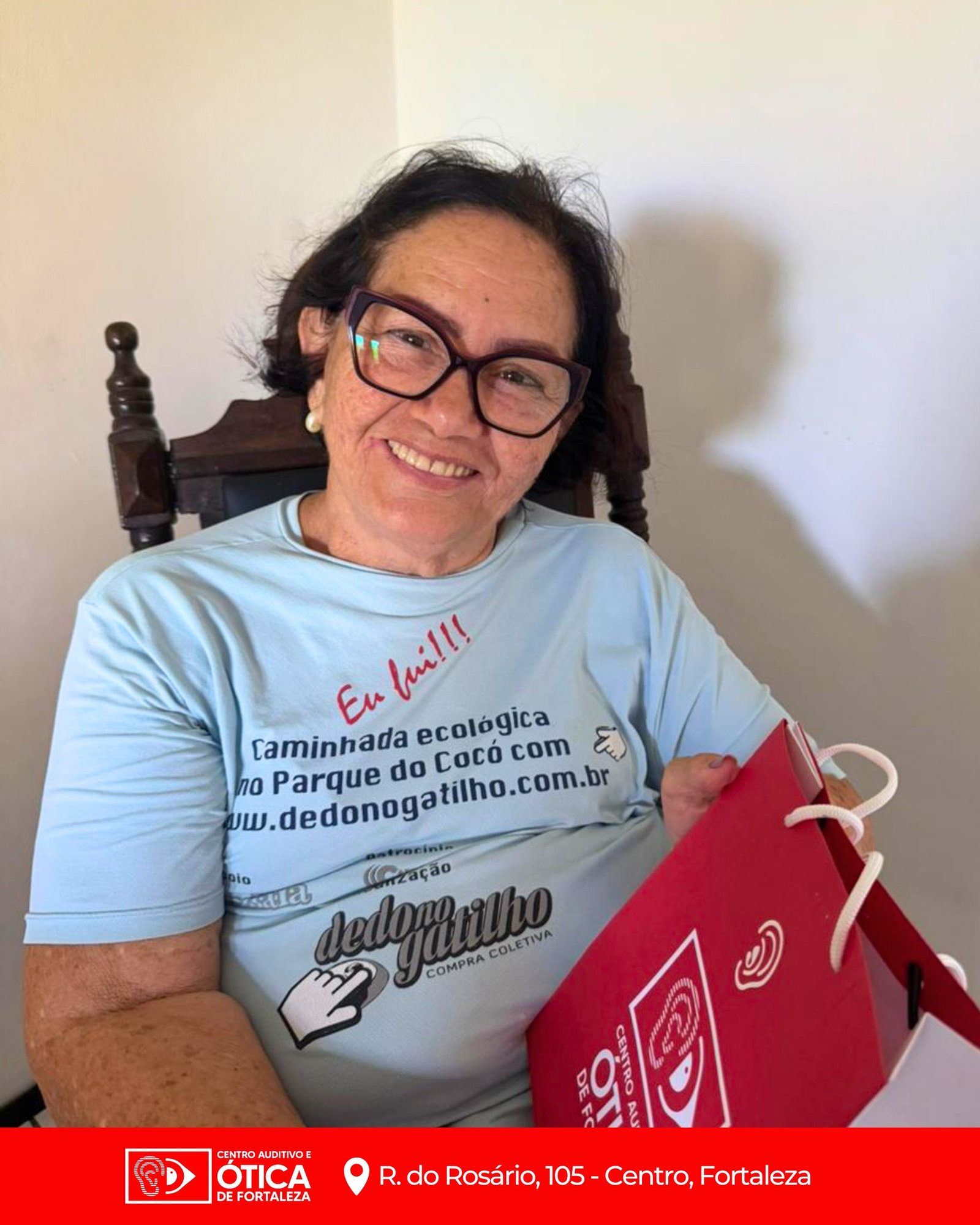 Cliente idosa satisfeita com óculos novos na Ótica em Fortaleza