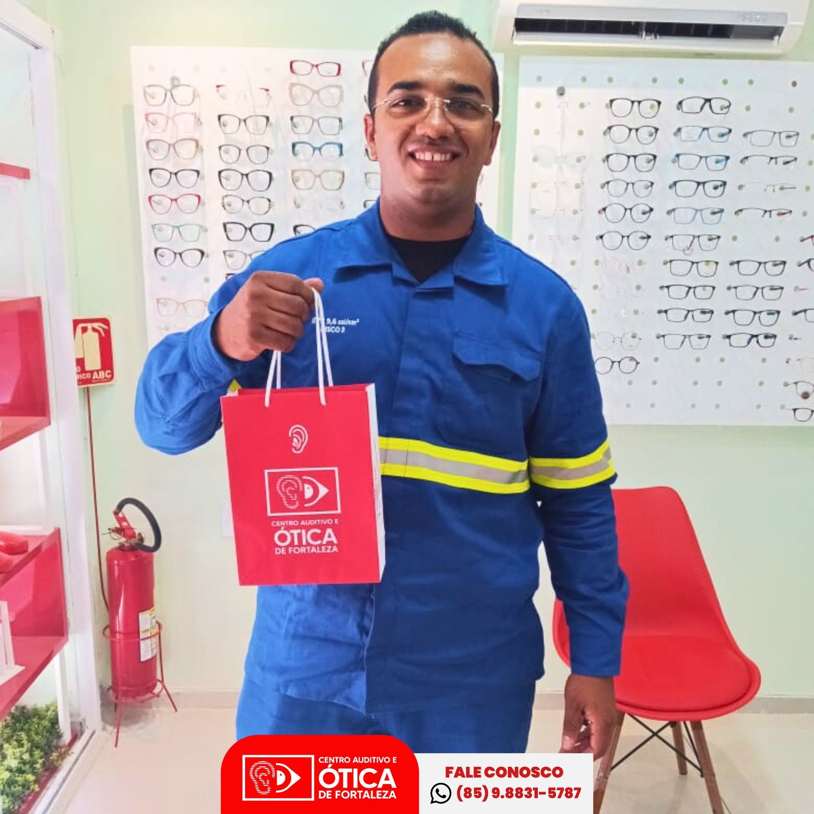 Cliente satisfeito recebendo óculos na Ótica em Fortaleza